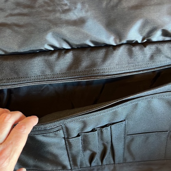 Northface Messenger Bag in Black with multiple compartments - Picture 5 of 8